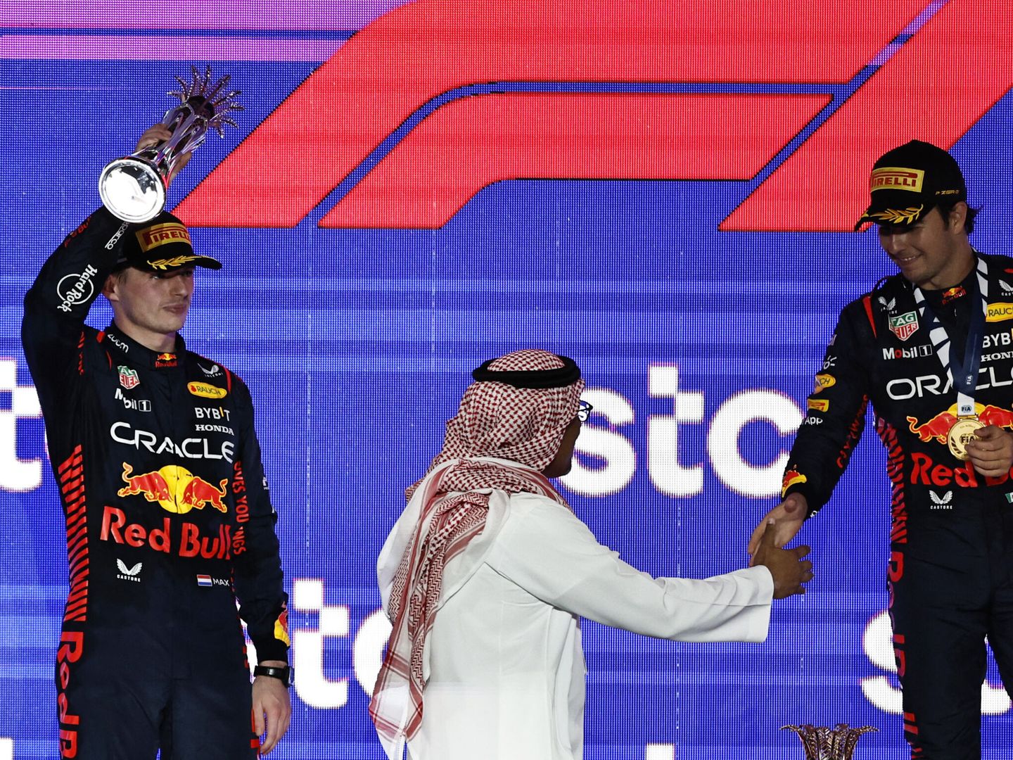 La tensión entre Verstappen y Pérez en el pódio de Yeda saltaba a la vista (REUTERS/Hamad I Mohammed)