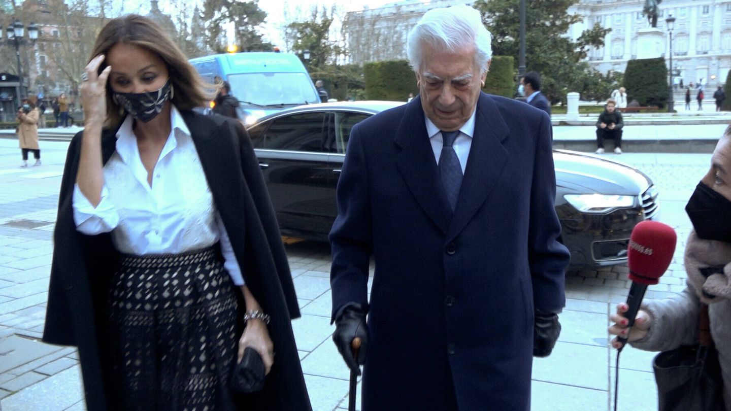 Isabel Preysler y Mario Vargas Llosa,  llegando al estreno. (Gtres)