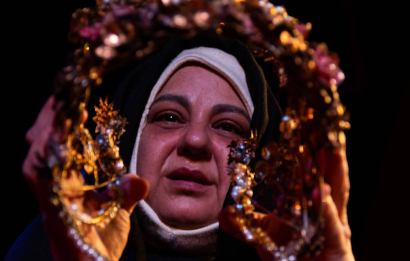 Nuria Fernández con la corona diseñada por Suma Cruz. (Jaime M. de los Santos)