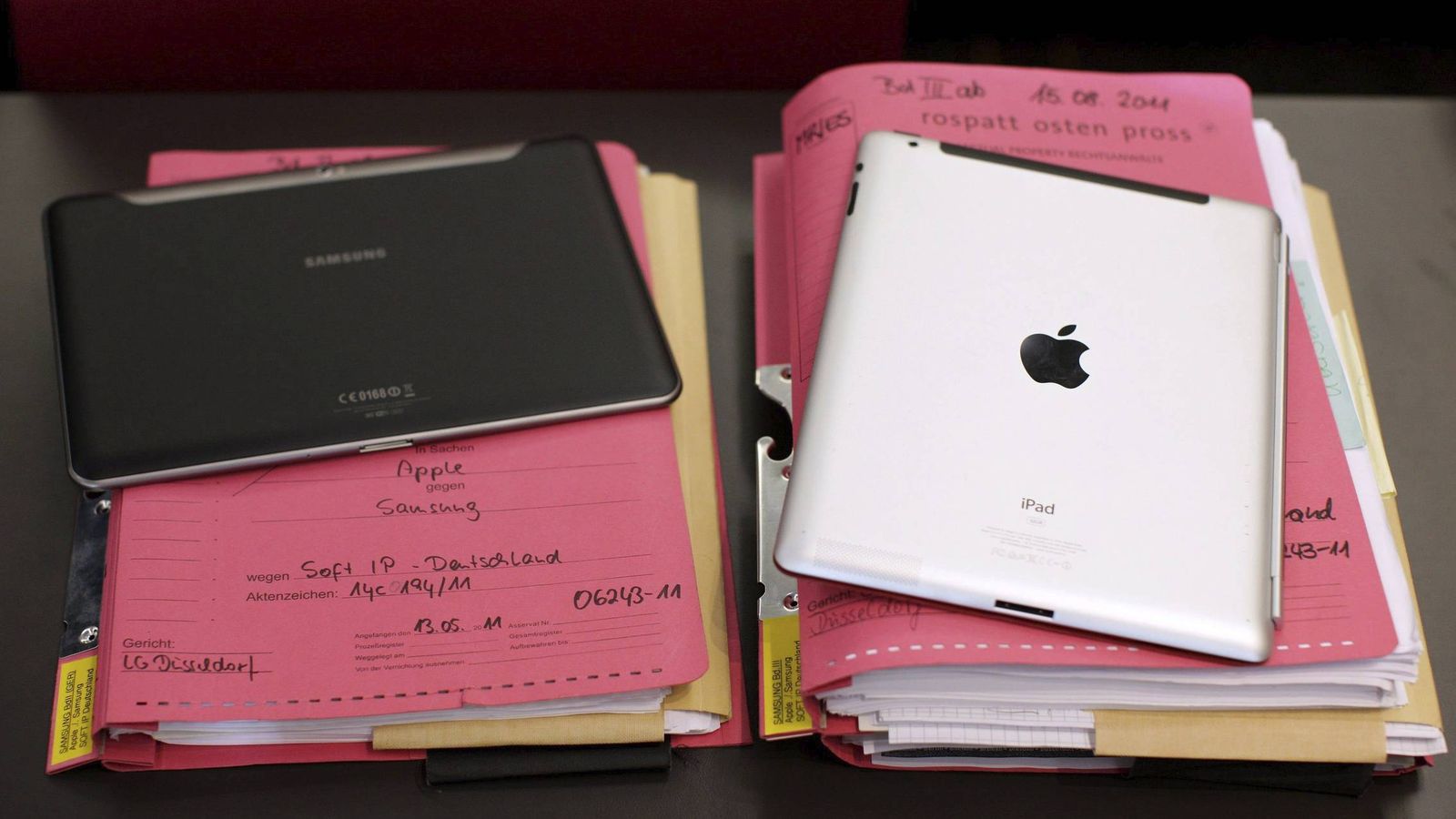 Foto: Una fotografía de archivo fechada el 25 de agosto de 2011 que muestra un Apple iPad 2 (d) y un Samsung Galaxy Tab. (EFE)