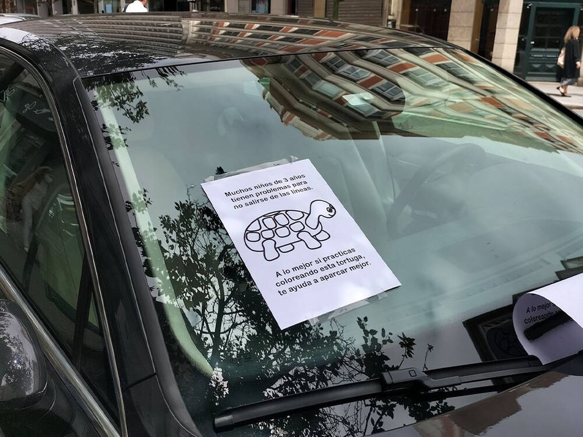 Foto: El creativo mensaje dirigido a un conductor para que aprenda a aparcar bien (Twitter @Miiiriiiaaam16)