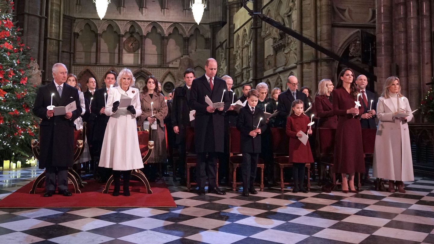 La familia real británica, reunida en su primera Navidad sin Isabel II. (Reuters/Pool/Yui Mok)