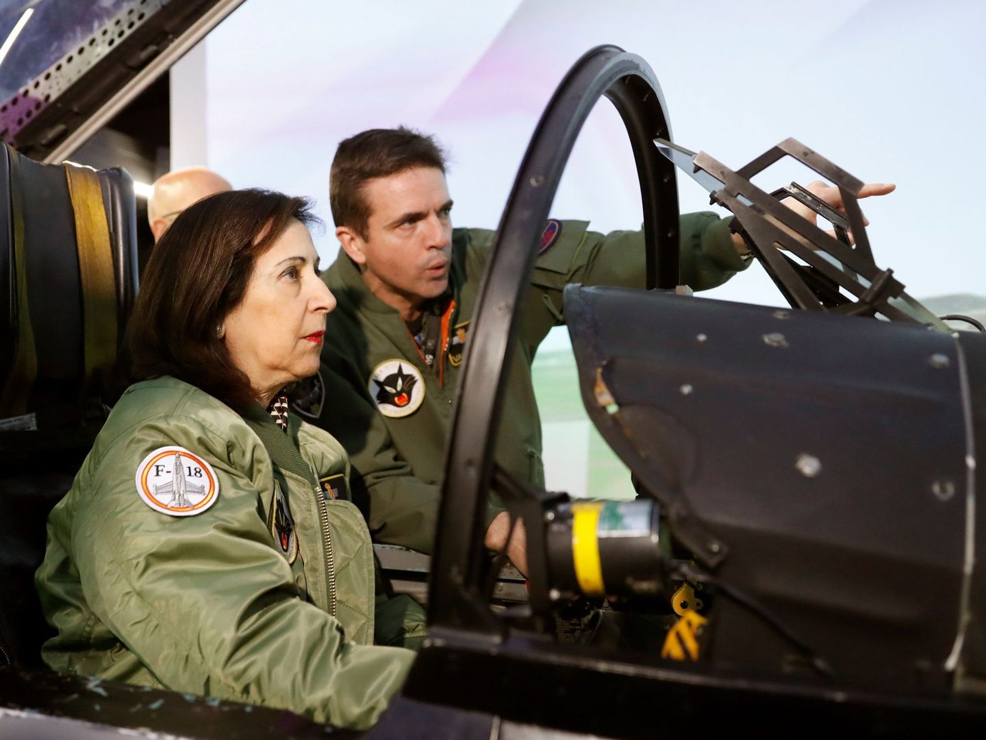 La ministra de Defensa en funciones, Margarita Robles, durante una visita a la Base Aérea de Torrejón. (EFE)
