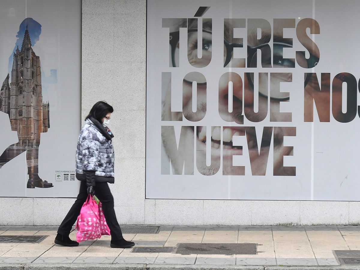Foto: Una mujer camina por una calle de León, el pasado abril. (EFE)