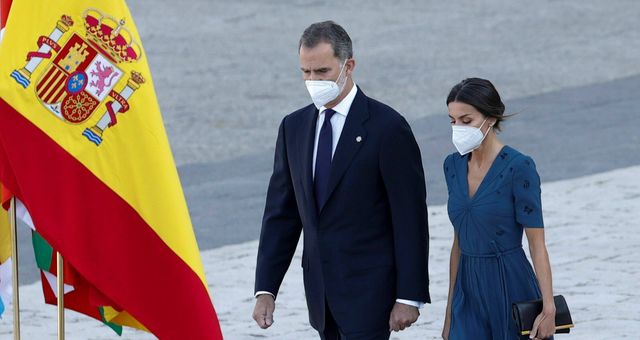 Felipe y Letizia, frente a la bandera de España durante el homenaje a las víctimas del covid. (EFE)