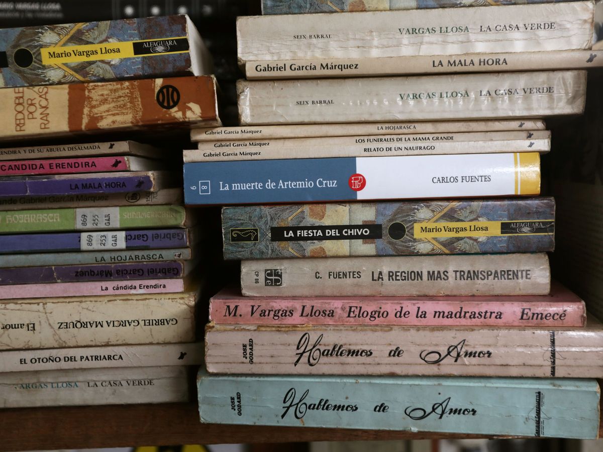 Foto: Libros de Vargas Llosa, Carlos Fuentes o García Márquez, en una librería de segunda mano de Lima. (Reuters/Mariana Bazo)