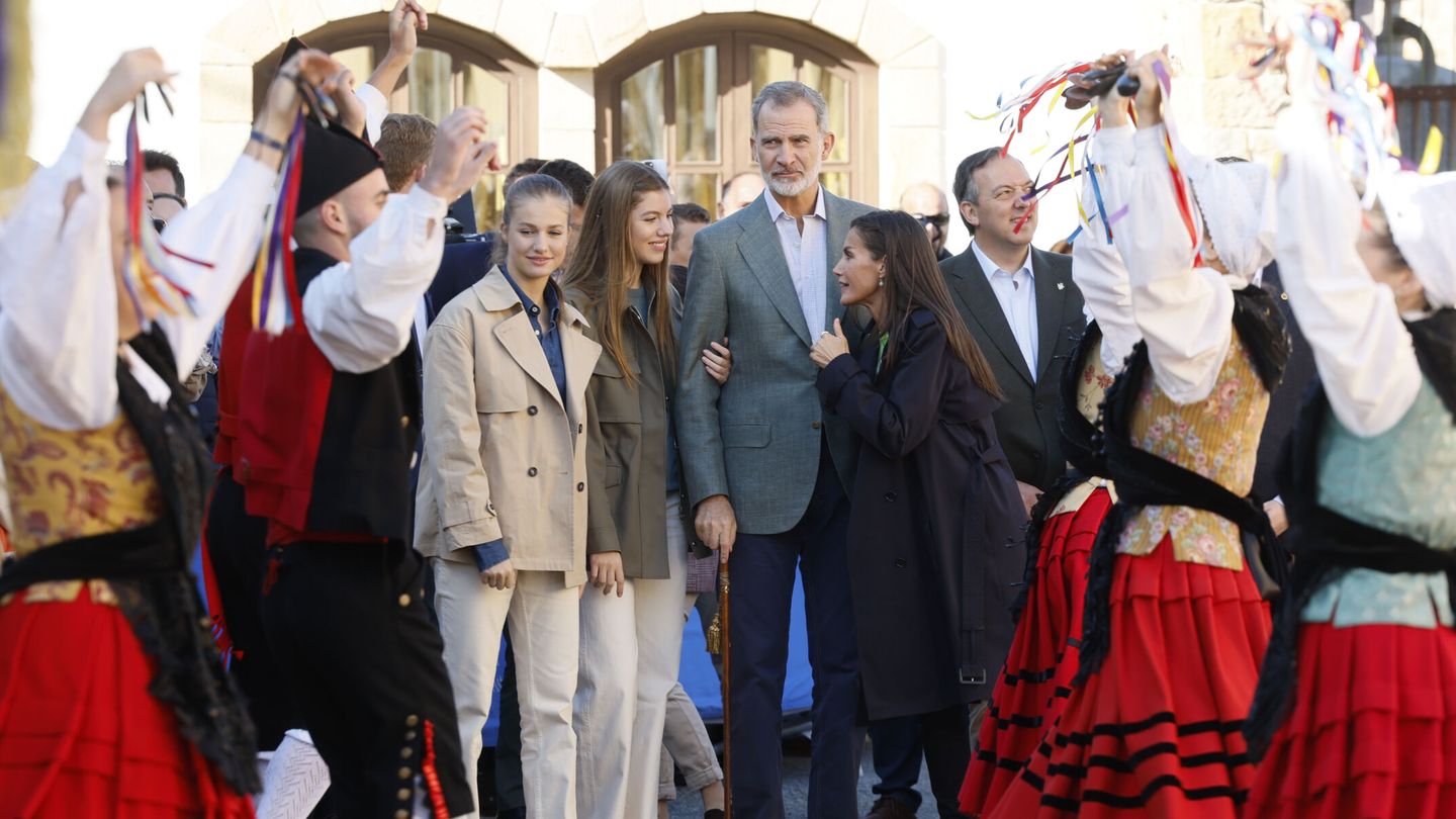 La familia visita a las tres parroquias, Arroes, Pion y Candanal, en el concejo de Villaviciosa, que este año se han hecho con el Premio al Pueblo Ejemplar del Principado.(EFE /Ballesteros)