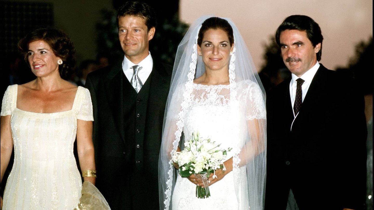 Arantxa Sánchez Vicario, Joan Vehils y los Aznar en su primera boda. (Gtres)