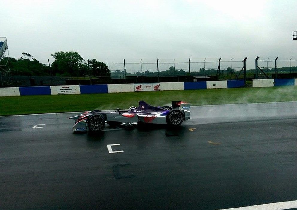 Foto: Virgin Racing rodando este martes en Donintong Park.