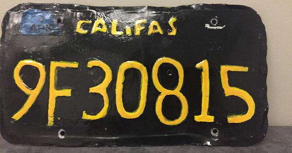 Foto: La matrícula que el conductor se había fabricado en casa (Foto: Oficina del Sheriff de Ventura County)