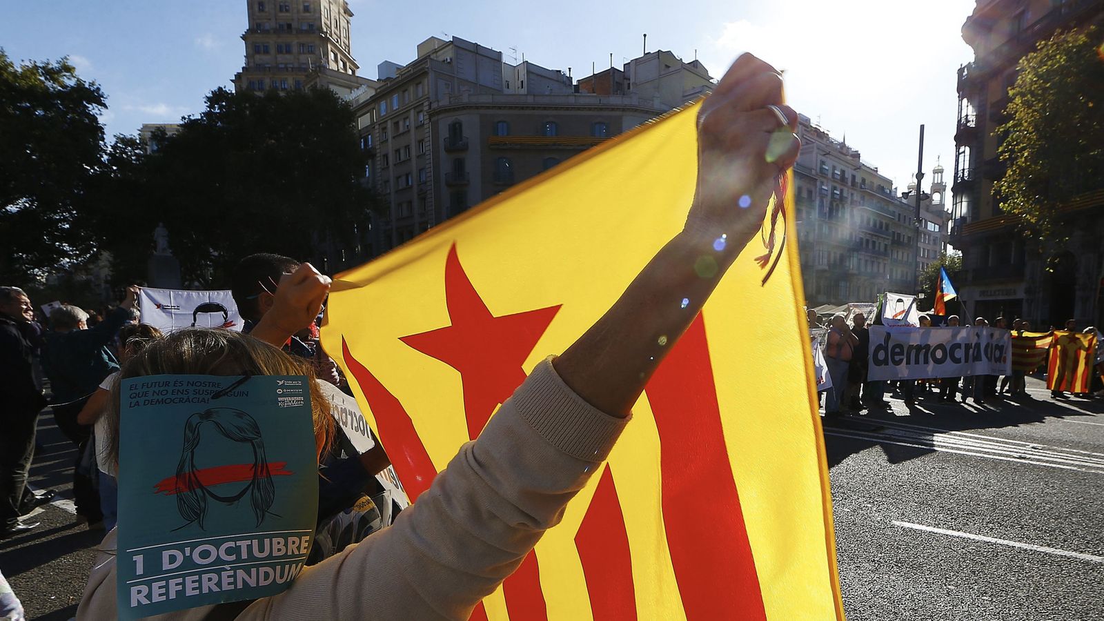 Foto: La prensa internacional se hace eco de los registros de la Guardia Civil en Cataluña. (Reuters)