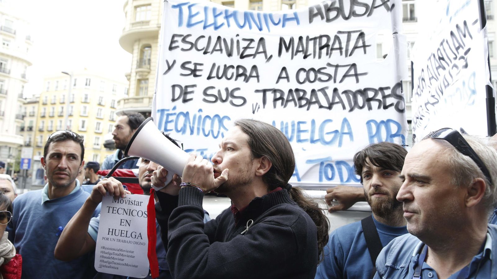 Foto:  El líder de Podemos, Pablo Iglesias, este viernes durante concentración de técnicos de la subcontrata de Telefónica que llevan 38 días de huelga. (Efe)