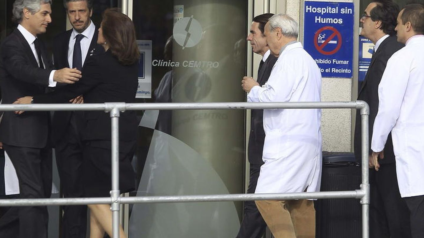 El hijo de Suárez recibe a Aznar y Botella en la clínica (EFE)