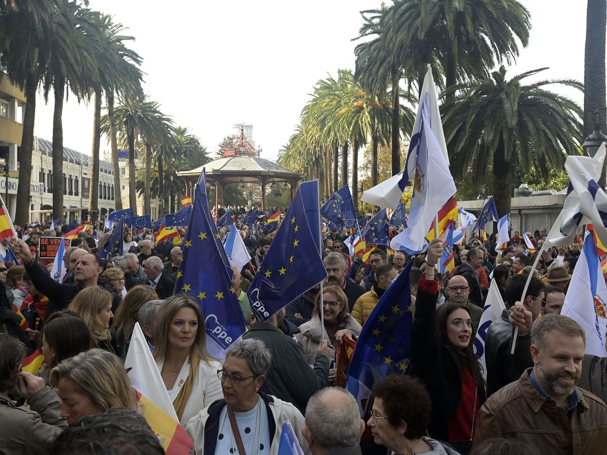 Foto: Miles de personas durante una manifestación contra la amnistía, en A Coruña, Galicia. (Europa Press/Dylan)