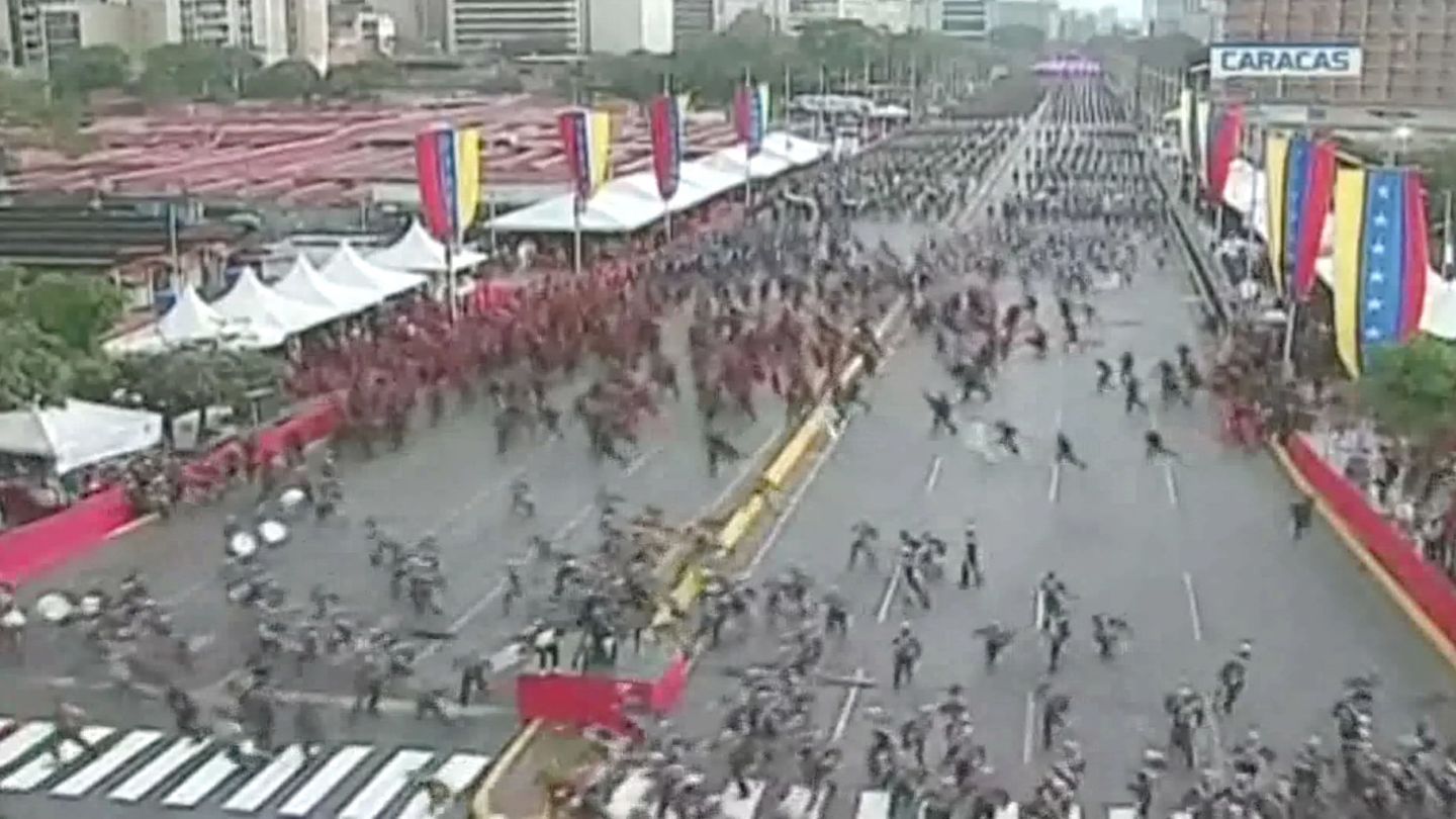 Fotograma de un vídeo cedido por VTV del momento en que la transmisión muestra a los militares formados rompiendo filas. (EFE)