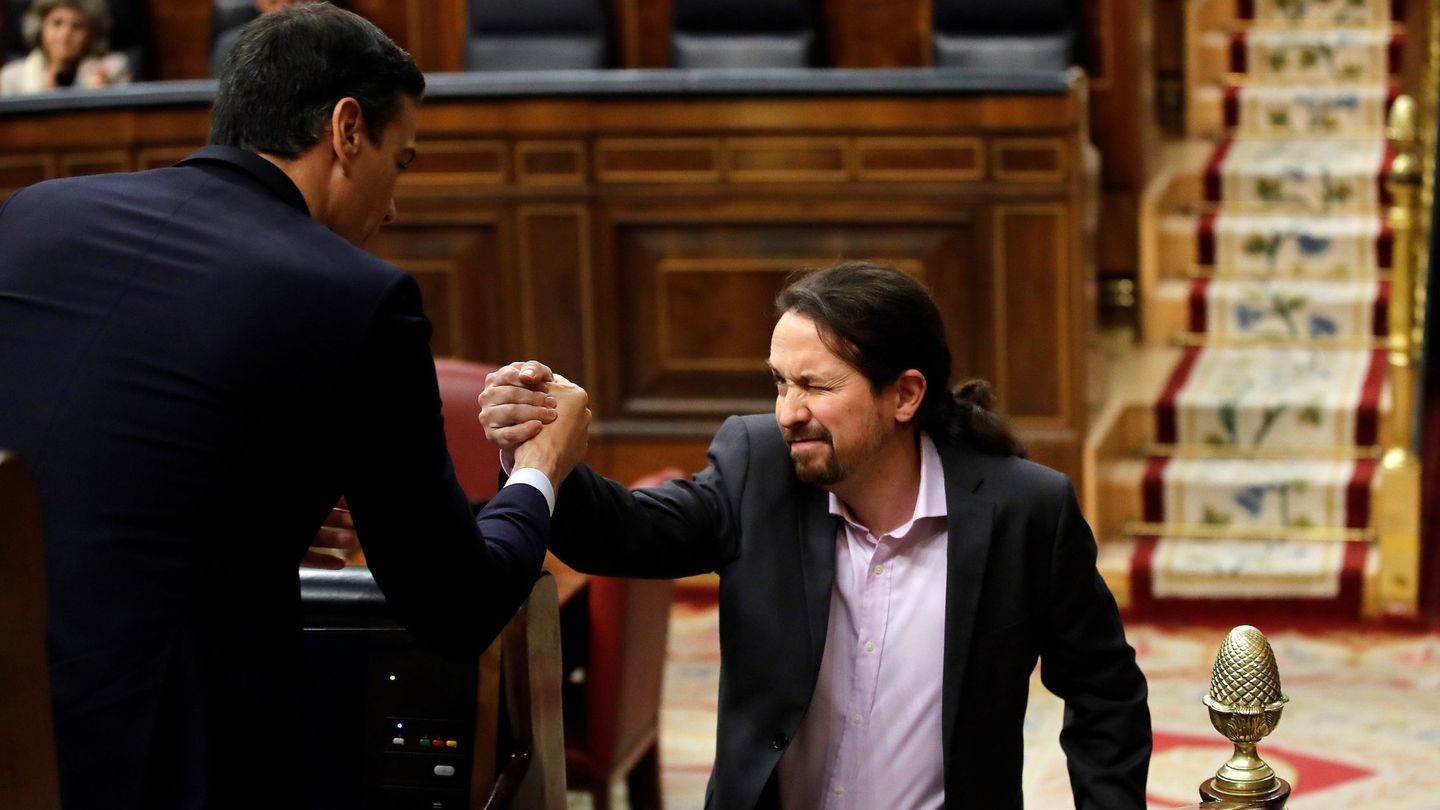 El líder de Unidas Podemos, Pablo Iglesias, saluda a Pedro Sánchez (i), tras su intervención ante el pleno. (EFE)