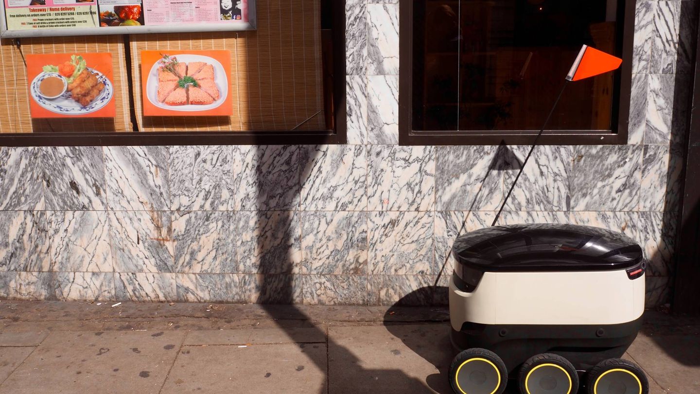 Uno de los robots repartidores, por las calles de Londres. (A. P.)