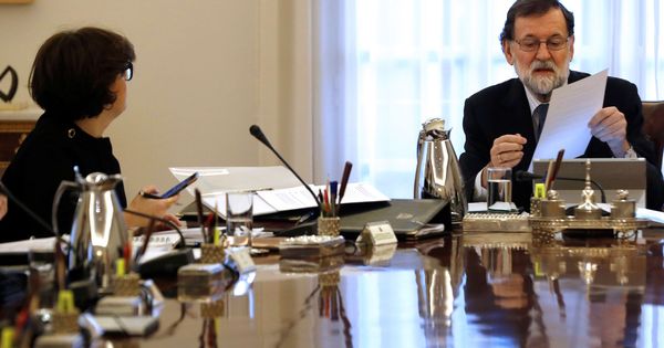 Foto: Mariano Rajoy revisa unos papeles con la vicepresidenta, Soraya Sáenz de Santamaría. (EFE) 