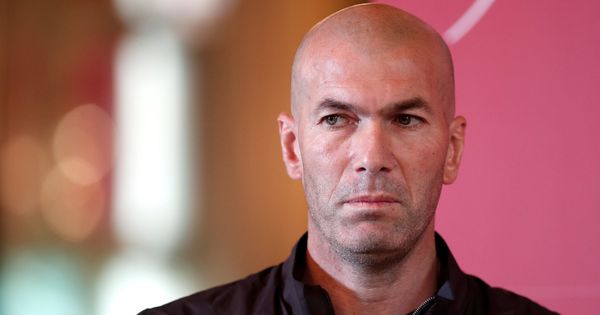 Foto: Zinédine Zidane, serio y pensativo, ya anuncia que su regreso a los banquillos es inminente. (Reuters)