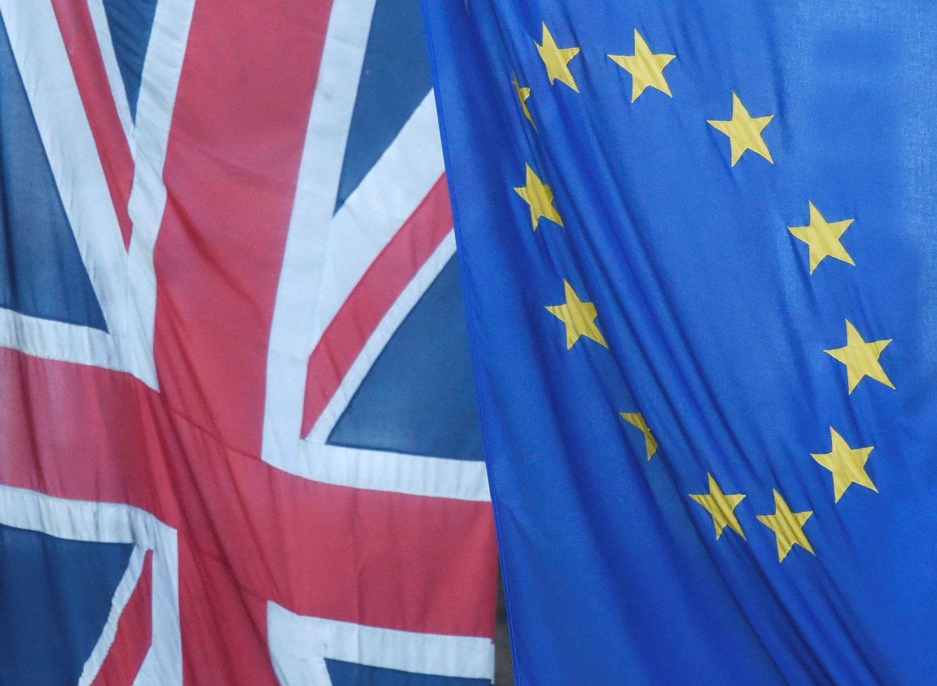 Una bandera británica junto a una bandera de la Unión en Londres. (Reuters)