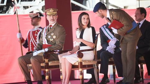 El atento gesto de la reina Letizia con los invitados al acto de la Guardia Civil