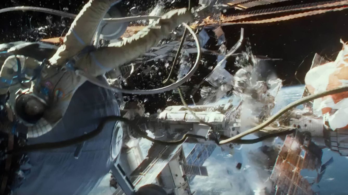 Foto: 'Gravity' muestra los efectos de una explosión espacial que provoca una reacción en cadena destructiva conocida como el Síndrome de Kessler. (Warner Bros.)
