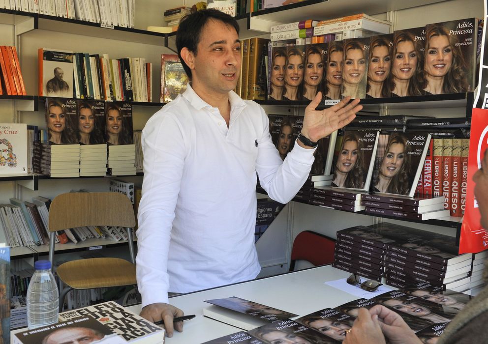 Foto: David Rocasolano durante la firma de su éxito en la Feria del Libro (I.C.)