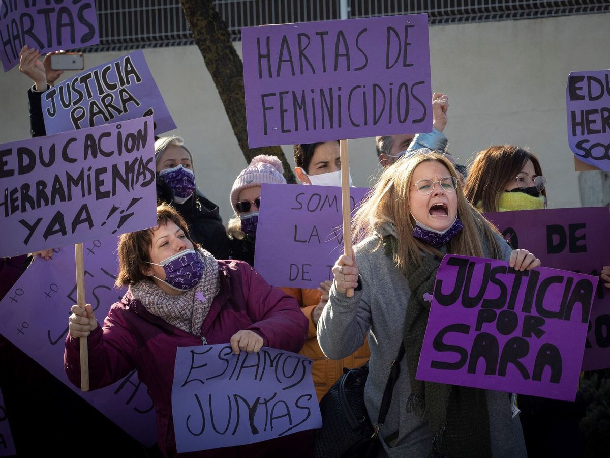 Foto: Integrantes de la plataforma "Justicia para Sara" protestan ante el juzgado. (EFE)