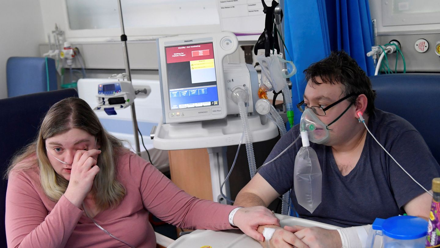 Elizabeth y Simon se recuperan juntos en un hospital británico (Reuters/ Toby Melville)
