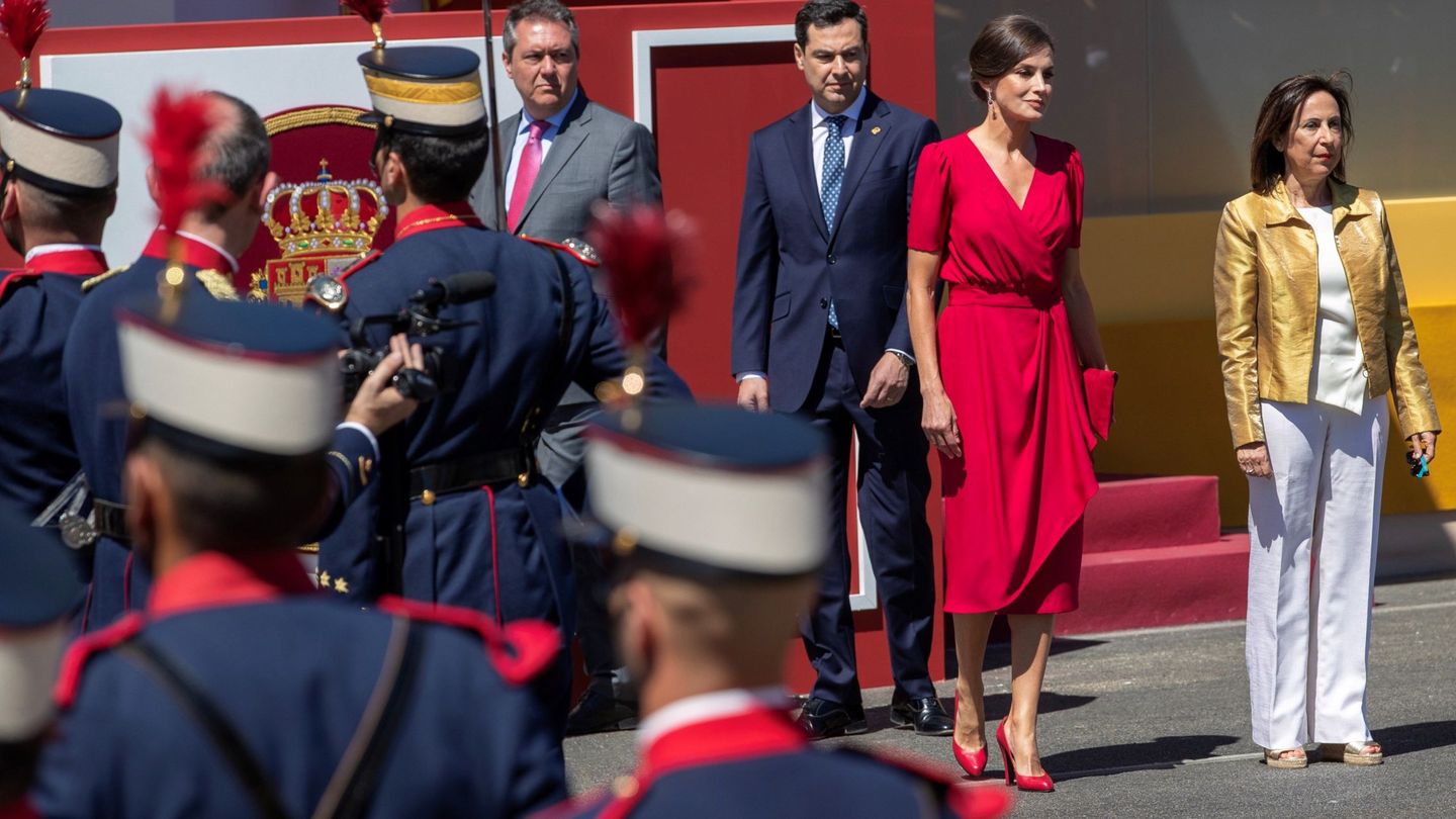 La reina Letizia (2d), junto al alcalde de Sevilla, Juan Espadas(4d), el presidente de la Junta de Andalucía, Juan Manuel Moreno(3d), y la ministra de Defensa, Margarita Robles(d). (EFE)