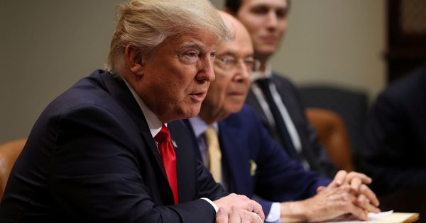 Foto: Trump, con Ross y Kushner, durante una reunión. (Reuters)