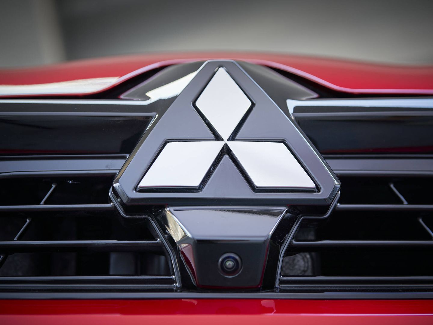 El logo de tres estrellas de Mitsubishi reina en el frontal del Colt.