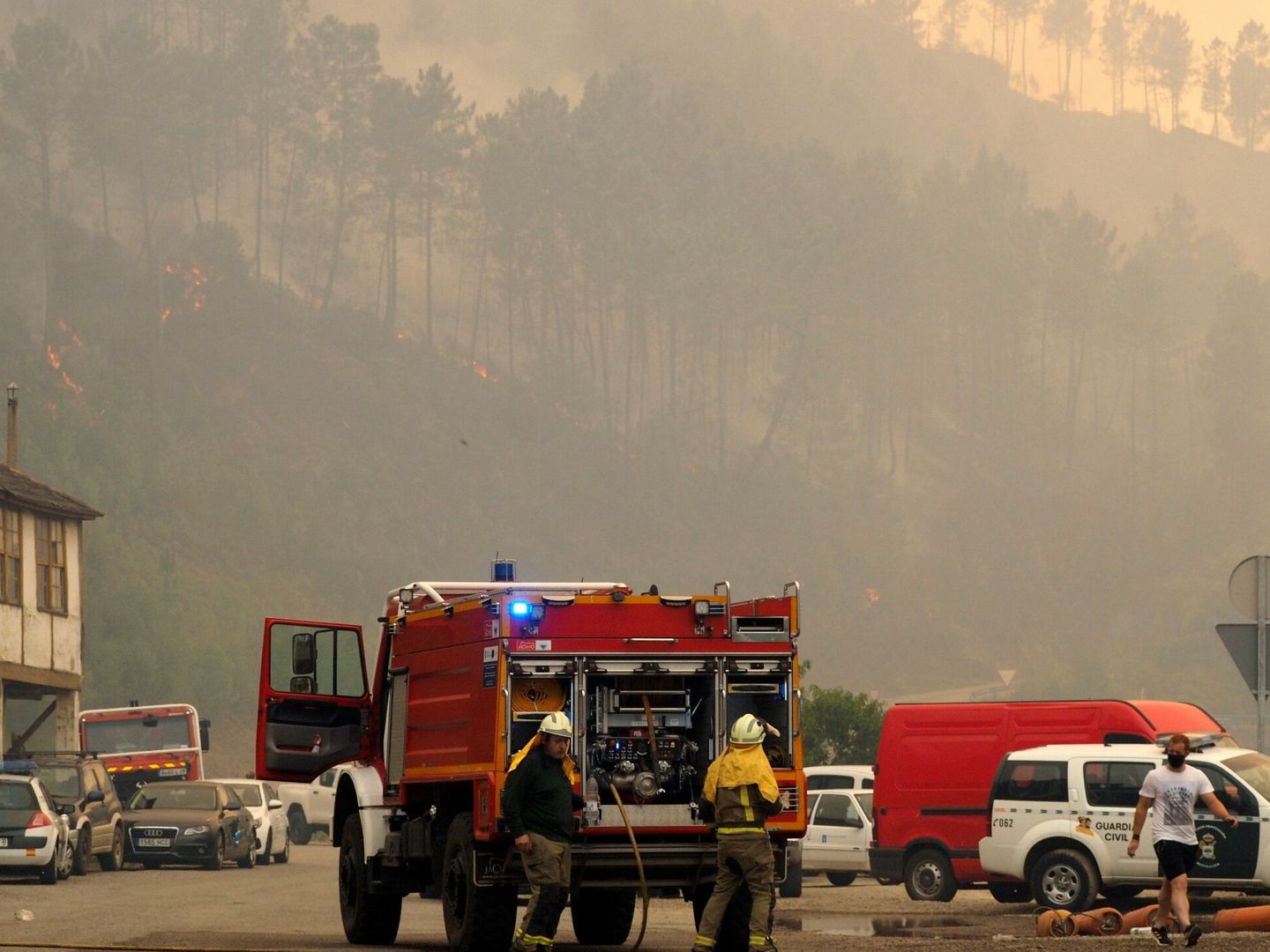 Contaminación atmosférica debida al incendio forestal en las proximidades de San Clodio, en la provincia de Ourense. Foto: EFE