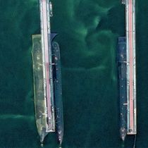 Foto: Imágenes de tres submarinos rusos envueltos en redes antidrones. (VANTOR)