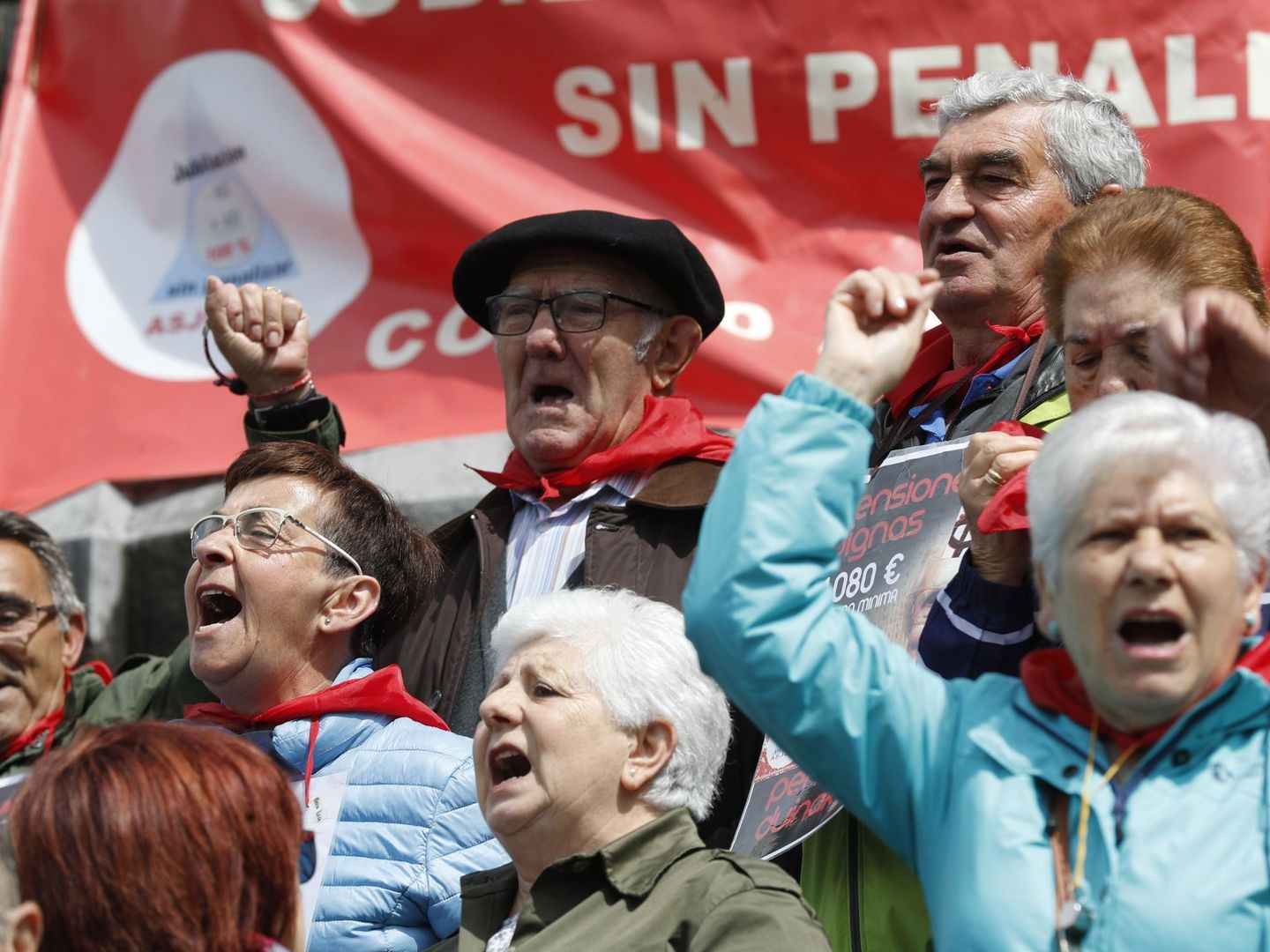 Manifestación por el futuro de las pensiones en Bilbao. (EFE)