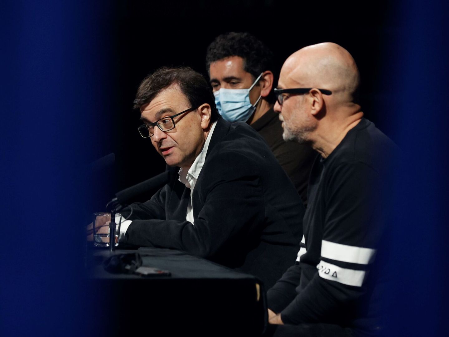 El director teatral Àlex Rigola (d), el escritor Javier Cercas y el dramaturgo Juan Mayorga, durante la presentación de '23-F. Anatomía de un instante', la versión teatral de la obra. (EFE)