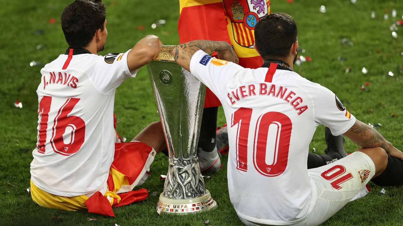 Foto: Banega y Jesús Navas, con el trofeo. (Efe)