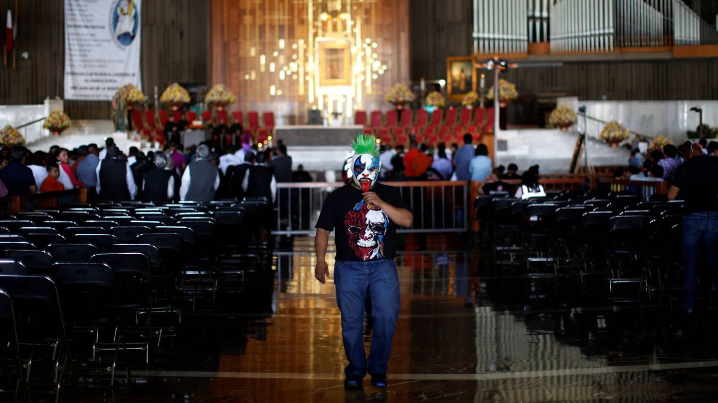 Un luchador visita la Basílica de Nuestra Señora de Guadalupe durante la peregrinación anual de practicantes de lucha libre a esta iglesia en Ciudad de México, el 25 de agosto de 2016. (Reuters) 