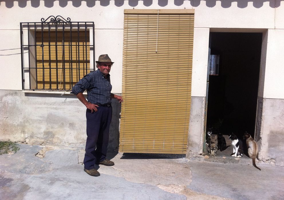 Foto: Pascual, frente a su vivienda de la localidad murciana de Jumilla. (Foto: Vidal Coy)