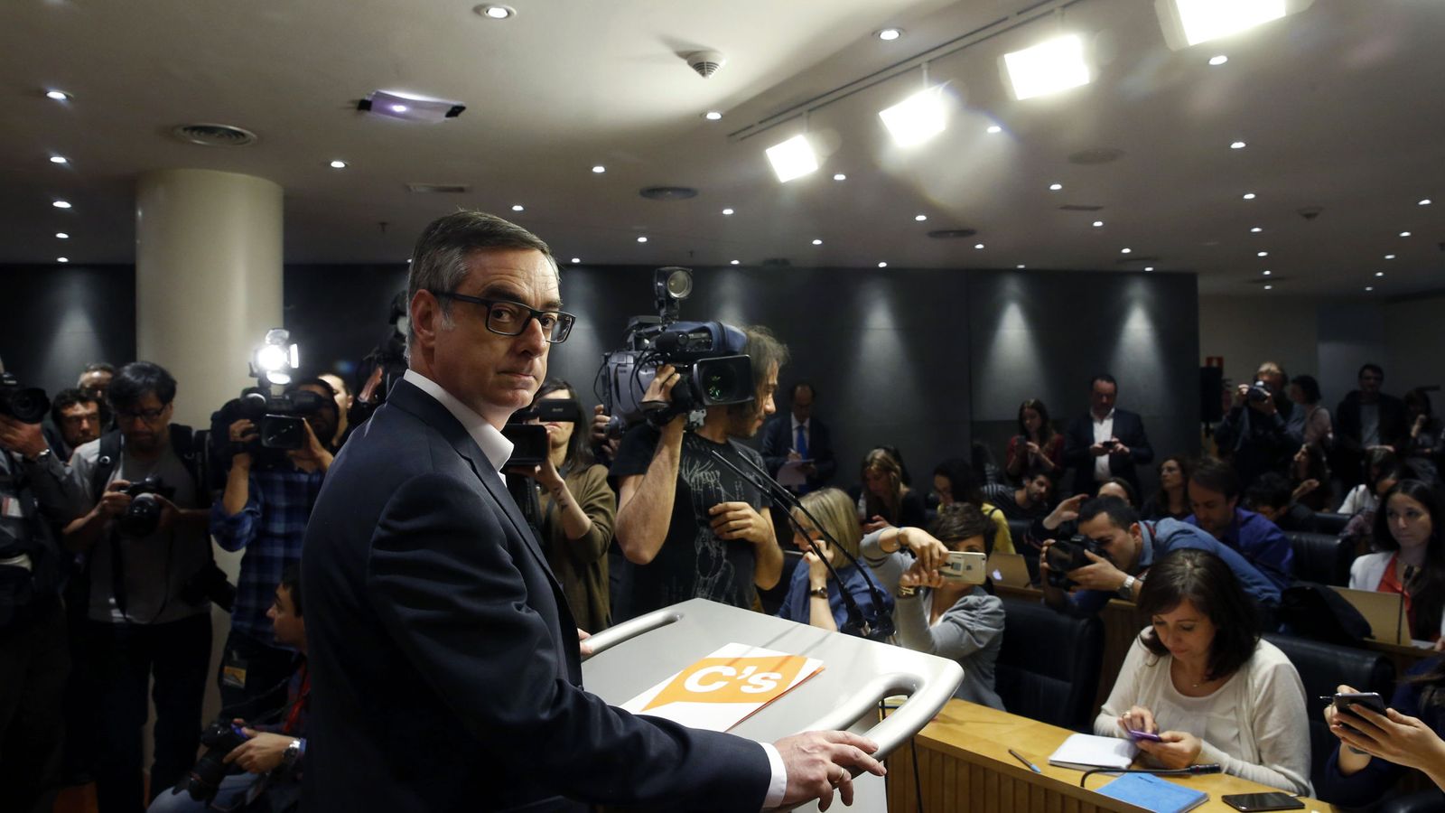 Foto: El vicesecretario general de Ciudadanos, José Manuel Villegas, durante la la rueda de prensa posterior a la reunión entre PSOE, Ciudadanos y Podemos. (EFE)