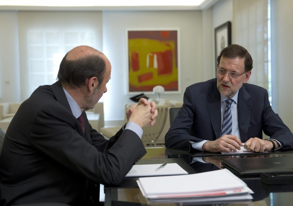 Foto: El presidente del Gobierno, Mariano Rajoy (d), con el líder del PSOE, Alfredo Pérez Rubalcaba. (EFE)