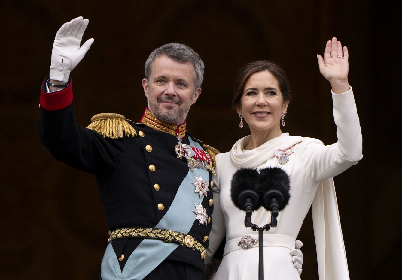 Los reyes de Dinamarca saludando a su pueblo. (EFE)