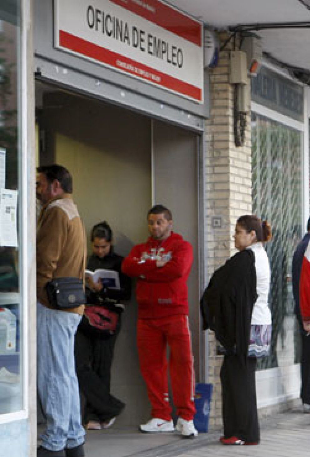 Foto: España cumple un año en recesión con una tasa de paro del 17,9%