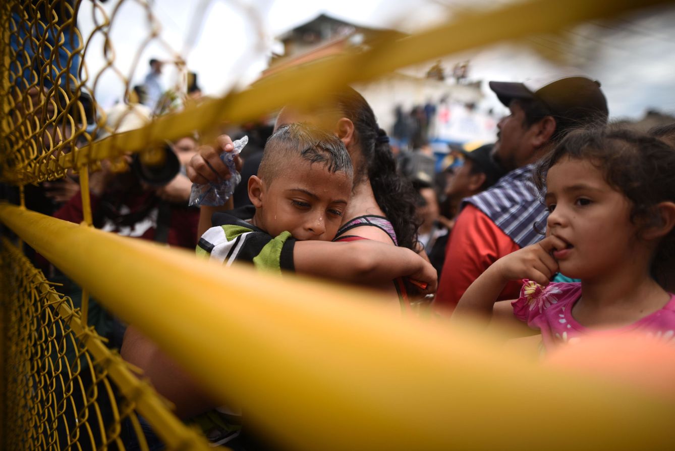 Niños en la valla fronteriza desde Guatemala y México. (EFE)