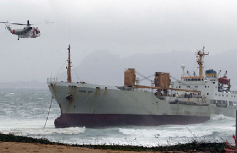 Foto: Un buque encalla junto al Puerto de Algeciras provocando el vertido de su combustible