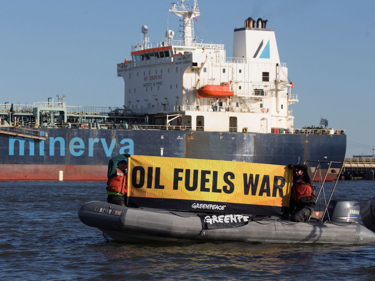 Foto: Activistas de Greenpeace sostienen una pancarta frente al petrolero Minerva Virgo (Fuente: REUTERS)