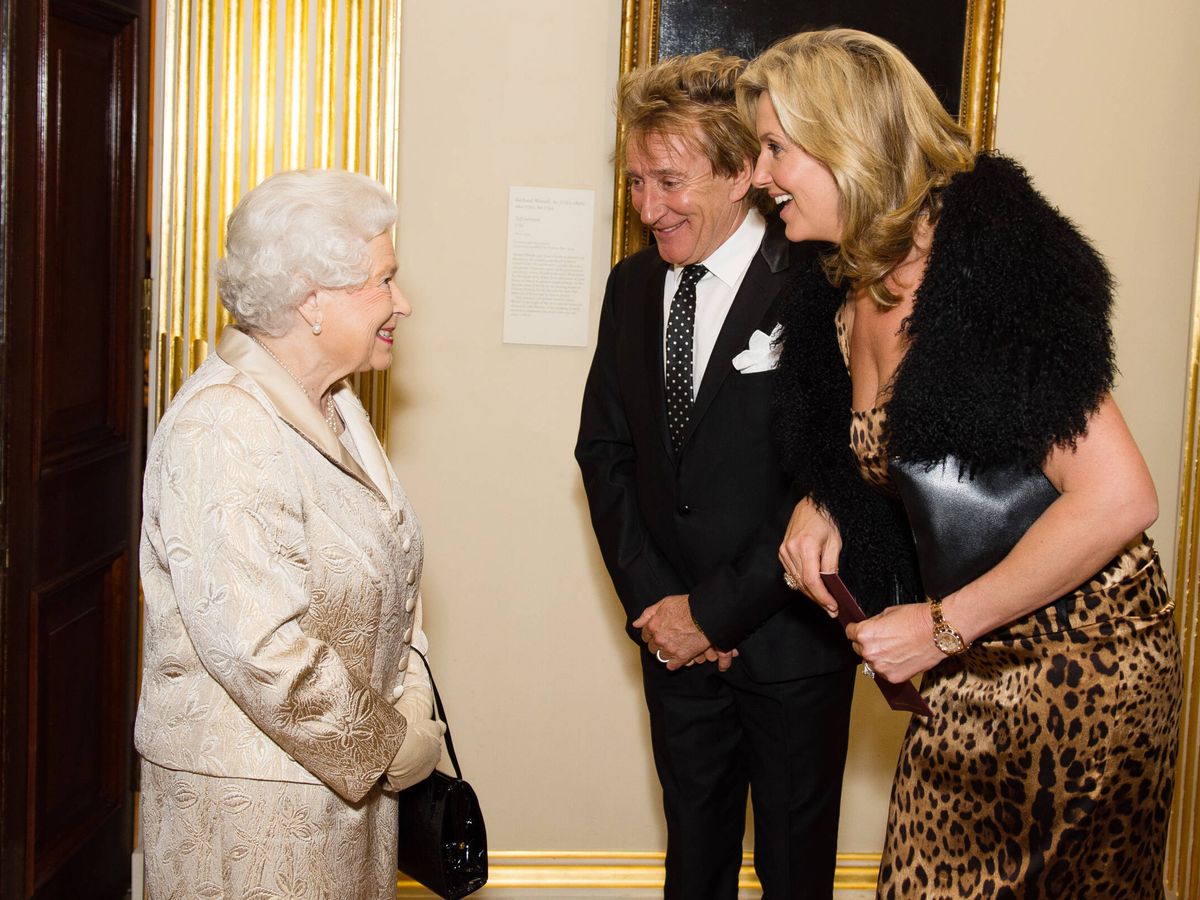 Foto: Isabel II, junto a Rod Stewart y Penny Lancaster. (Getty/Jeff Spicer)