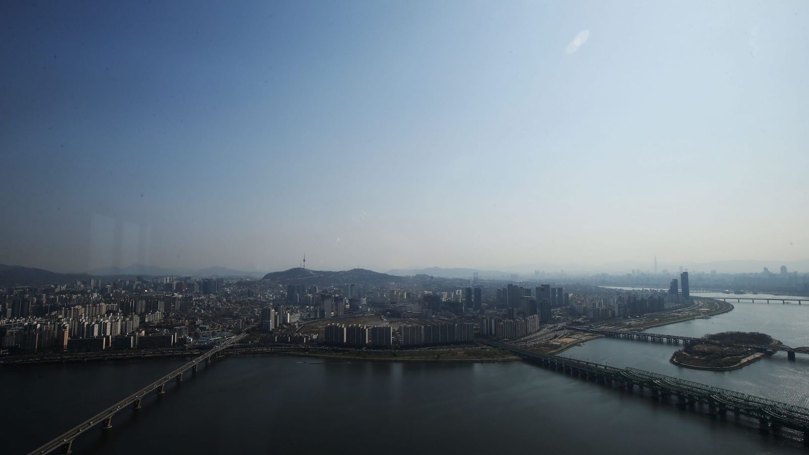 Una vista general muestra un cielo despejado sobre la ciudad de Seúl. (EFE/Yonhap)