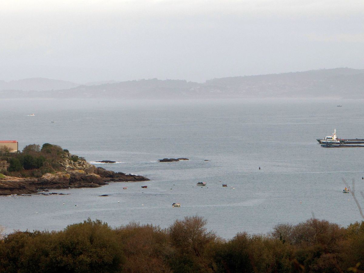 Foto: Vista de la playa de Foxo este lunes, donde comienzan las operaciones para reflotar el narcosubmarino. (EFE)