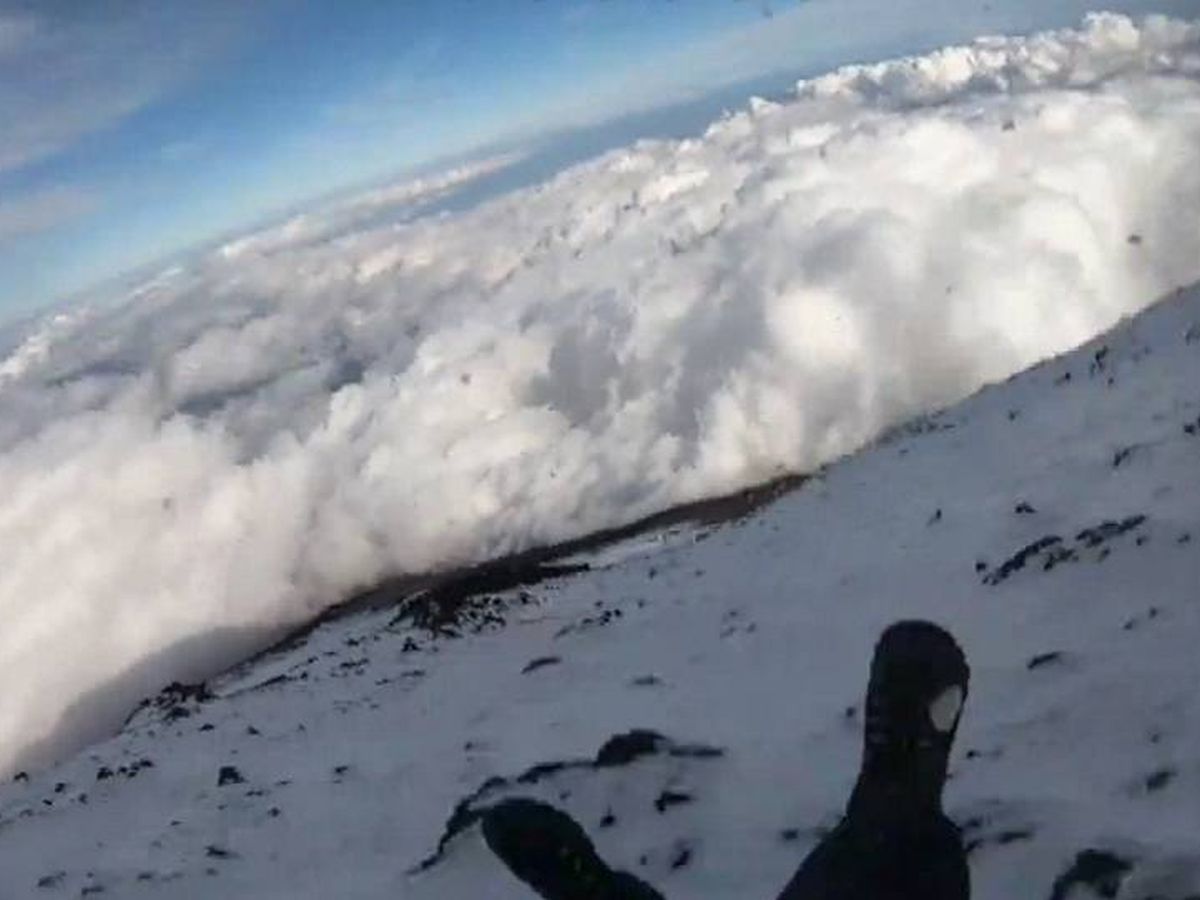 Foto: Momento en el que el joven, identificado como Tedzu, se desliza por el Monte Fuji. (CC/Youtube)